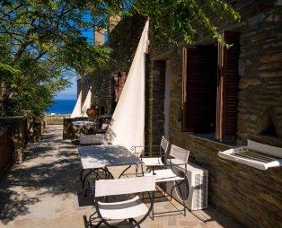 Nicolas Hotel Apartments: Διακοπές στην Άνδρο με θέα το απέραντο γαλάζιο