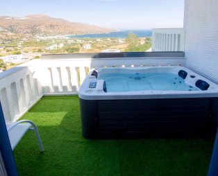 Nicolas Hotel Apartments: Διακοπές στην Άνδρο με θέα το απέραντο γαλάζιο