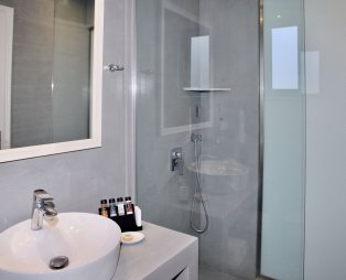 Nicolas Hotel Apartments: Διακοπές στην Άνδρο με θέα το απέραντο γαλάζιο