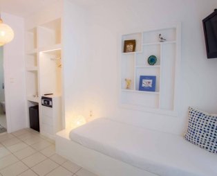 Nicolas Hotel Apartments: Διακοπές στην Άνδρο με θέα το απέραντο γαλάζιο