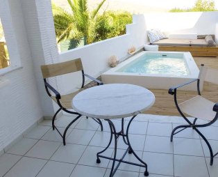 Nicolas Hotel Apartments: Διακοπές στην Άνδρο με θέα το απέραντο γαλάζιο