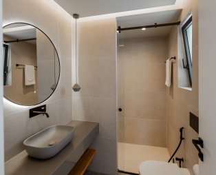 The Royal Blue Andros: Μια όαση άνεσης και διαχρονικής κομψότητας στην Άνδρο