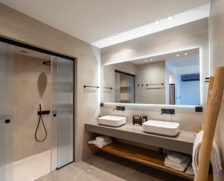 The Royal Blue Andros: Μια όαση άνεσης και διαχρονικής κομψότητας στην Άνδρο