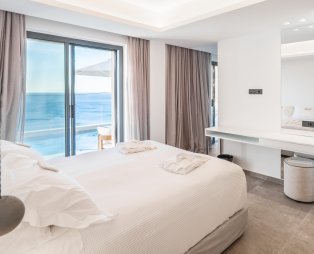 The Royal Blue Andros: Μια όαση άνεσης και διαχρονικής κομψότητας στην Άνδρο