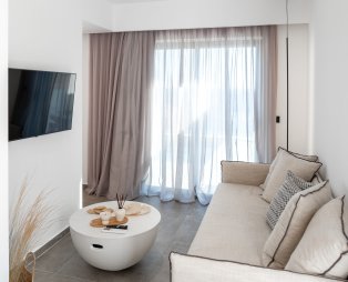 The Royal Blue Andros: Μια όαση άνεσης και διαχρονικής κομψότητας στην Άνδρο