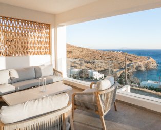 The Royal Blue Andros: Μια όαση άνεσης και διαχρονικής κομψότητας στην Άνδρο