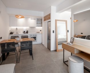 The Royal Blue Andros: Μια όαση άνεσης και διαχρονικής κομψότητας στην Άνδρο