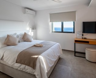 The Royal Blue Andros: Μια όαση άνεσης και διαχρονικής κομψότητας στην Άνδρο