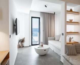 The Royal Blue Andros: Μια όαση άνεσης και διαχρονικής κομψότητας στην Άνδρο