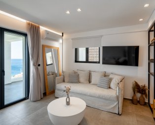 The Royal Blue Andros: Μια όαση άνεσης και διαχρονικής κομψότητας στην Άνδρο