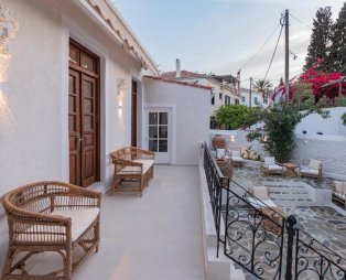Teresa Spetses: Η παραδοσιακή αρχιτεκτονική των Σπετσών συναντά τη σύγχρονη πολυτέλεια