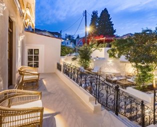 Teresa Spetses: Η παραδοσιακή αρχιτεκτονική των Σπετσών συναντά τη σύγχρονη πολυτέλεια