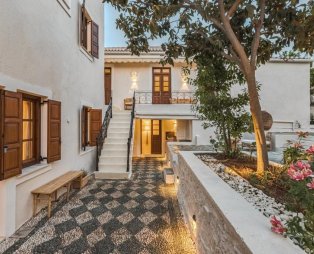 Teresa Spetses: Η παραδοσιακή αρχιτεκτονική των Σπετσών συναντά τη σύγχρονη πολυτέλεια
