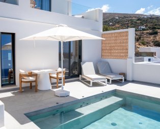 The Royal Blue Andros: Μια όαση άνεσης και διαχρονικής κομψότητας στην Άνδρο