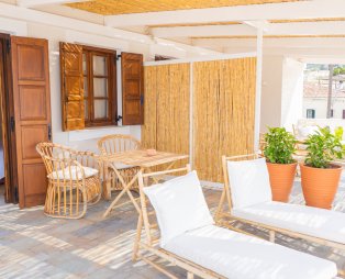Teresa Spetses: Η παραδοσιακή αρχιτεκτονική των Σπετσών συναντά τη σύγχρονη πολυτέλεια