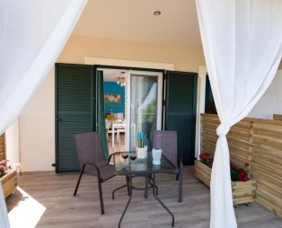 Casa De Blue: A haven in the lush green landscape of Lefkada