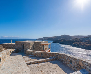 IKOS: Πολυτελής παραθαλάσσια απόδραση στην Κύθνο