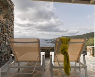 Pearl & Salt: Ήρεμες διακοπές στην Κύθνο με φόντο τη θάλασσα