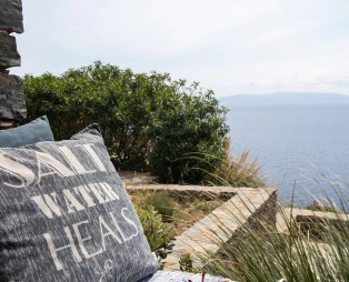 Pearl & Salt: Ήρεμες διακοπές στην Κύθνο με φόντο τη θάλασσα