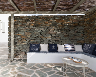 Pearl & Salt: Ήρεμες διακοπές στην Κύθνο με φόντο τη θάλασσα