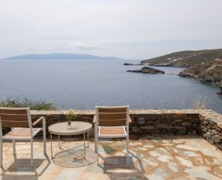Pearl & Salt: Ήρεμες διακοπές στην Κύθνο με φόντο τη θάλασσα