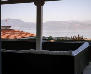 Petrino Villa Sxinos: Serene getaway in Corinthia with panoramic sea and mountain views