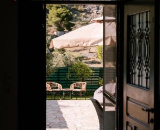 Petrino Villa Sxinos: Serene getaway in Corinthia with panoramic sea and mountain views