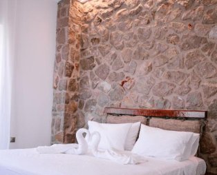 Petrino Villa Sxinos: Serene getaway in Corinthia with panoramic sea and mountain views