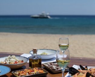 Agrari Beach Mykonos: Τρεις γενιές, μία οικογένεια, μία παράδοση