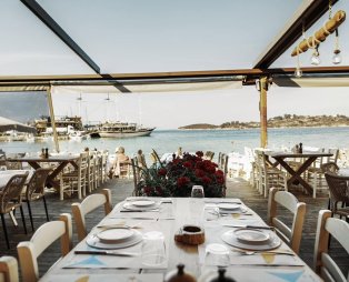 Avra By the Sea: Θαλασσινές γεύσεις δίπλα στο κύμα στη Σιθωνία Χαλκιδικής