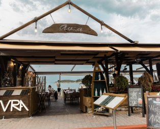 Avra By the Sea: Θαλασσινές γεύσεις δίπλα στο κύμα στη Σιθωνία Χαλκιδικής
