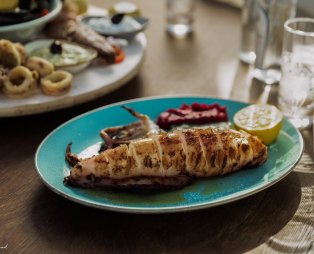 Avra By the Sea: Θαλασσινές γεύσεις δίπλα στο κύμα στη Σιθωνία Χαλκιδικής