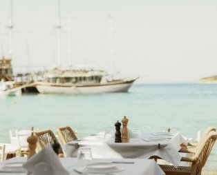 Avra By the Sea: Θαλασσινές γεύσεις δίπλα στο κύμα στη Σιθωνία Χαλκιδικής