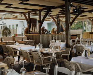 Avra By the Sea: Θαλασσινές γεύσεις δίπλα στο κύμα στη Σιθωνία Χαλκιδικής
