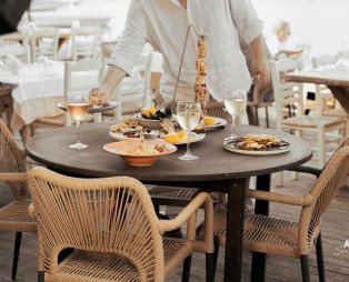 Avra By the Sea: Θαλασσινές γεύσεις δίπλα στο κύμα στη Σιθωνία Χαλκιδικής