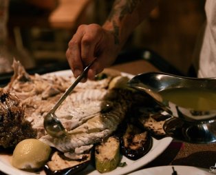 Avra By the Sea: Θαλασσινές γεύσεις δίπλα στο κύμα στη Σιθωνία Χαλκιδικής