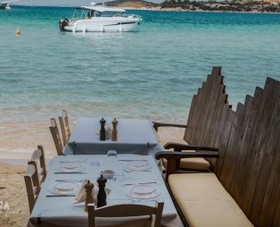 Avra By the Sea: Θαλασσινές γεύσεις δίπλα στο κύμα στη Σιθωνία Χαλκιδικής