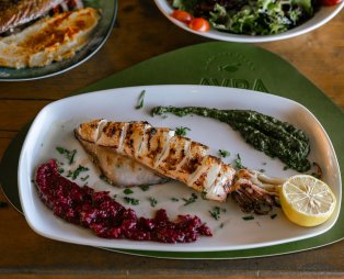 Avra By the Sea: Θαλασσινές γεύσεις δίπλα στο κύμα στη Σιθωνία Χαλκιδικής
