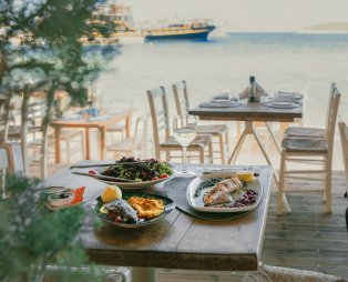 Avra By the Sea: Θαλασσινές γεύσεις δίπλα στο κύμα στη Σιθωνία Χαλκιδικής