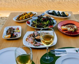 Avra By the Sea: Θαλασσινές γεύσεις δίπλα στο κύμα στη Σιθωνία Χαλκιδικής