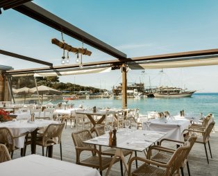Avra By the Sea: Θαλασσινές γεύσεις δίπλα στο κύμα στη Σιθωνία Χαλκιδικής