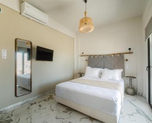 Liostasi Luxury Suites: Accommodation in a lush olive grove in Messinia