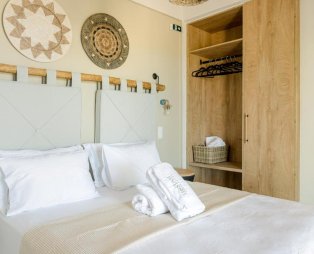 Liostasi Luxury Suites: Accommodation in a lush olive grove in Messinia