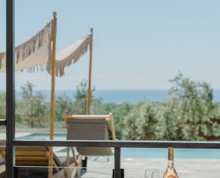 Liostasi Luxury Suites: Accommodation in a lush olive grove in Messinia