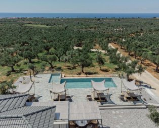 Liostasi Luxury Suites: Accommodation in a lush olive grove in Messinia