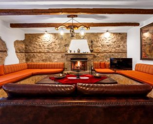 Manor House est. 1890: A historic manor house in the heart of Kastoria