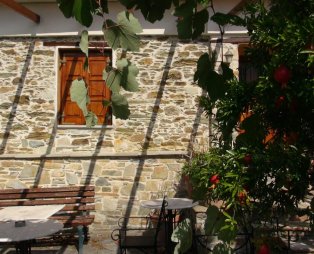 Triantafyllies Guesthouse: Authentic Pelion hospitality in Portaria