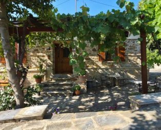 Triantafyllies Guesthouse: Authentic Pelion hospitality in Portaria
