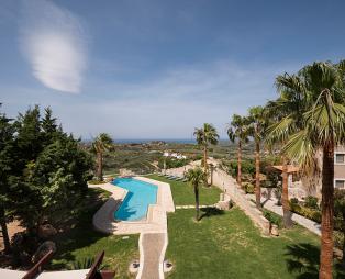 Athina Luxury Villas: Χλιδή και ιδιωτικότητα μεταξύ θάλασσας και βουνού