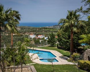 Athina Luxury Villas: Χλιδή και ιδιωτικότητα μεταξύ θάλασσας και βουνού